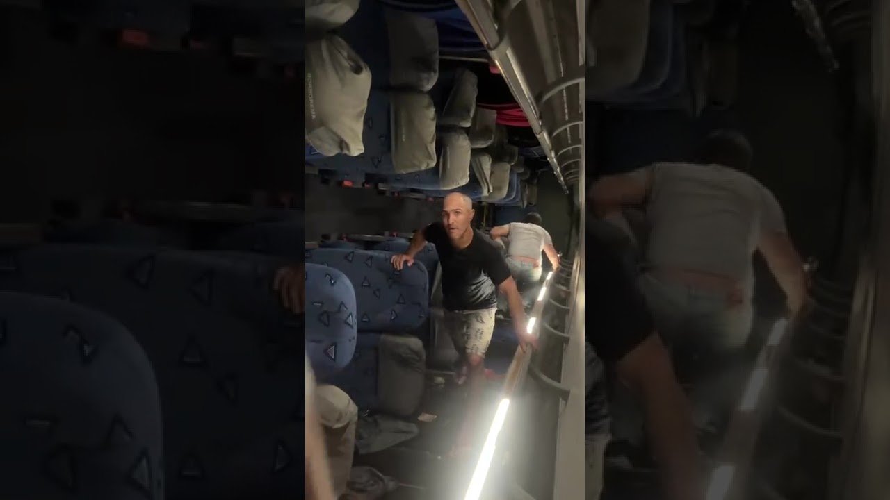 Ônibus capota após colidir com carreta na Br-232 no Distrito de Bonança em Moreno ! Ônibus capota após colidir com carreta na Br-232 no Distrito de Bonança em Moreno !