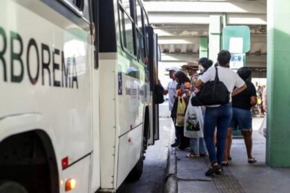 Fechamento da Ponte Duarte Coelho altera roteiros de 120 linhas de ônibus no Centro do Recife Fechamento da Ponte Duarte Coelho altera roteiros de 120 linhas de ônibus no Centro do Recife